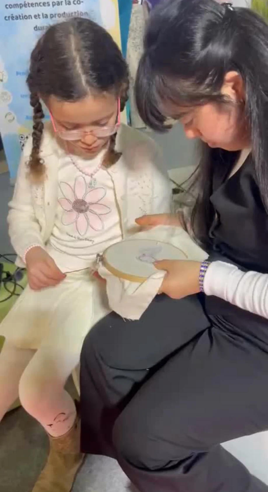 Séance d'apprentissage de la broderie dans un atelier TRI-UP